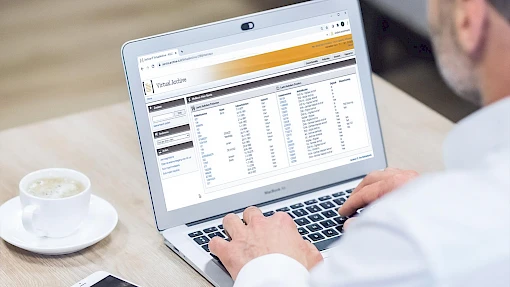 Laptop mit Sicht auf digitales Archiv