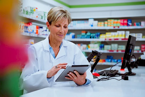 Pharmazieberaterin mit Blick auf Tablet
